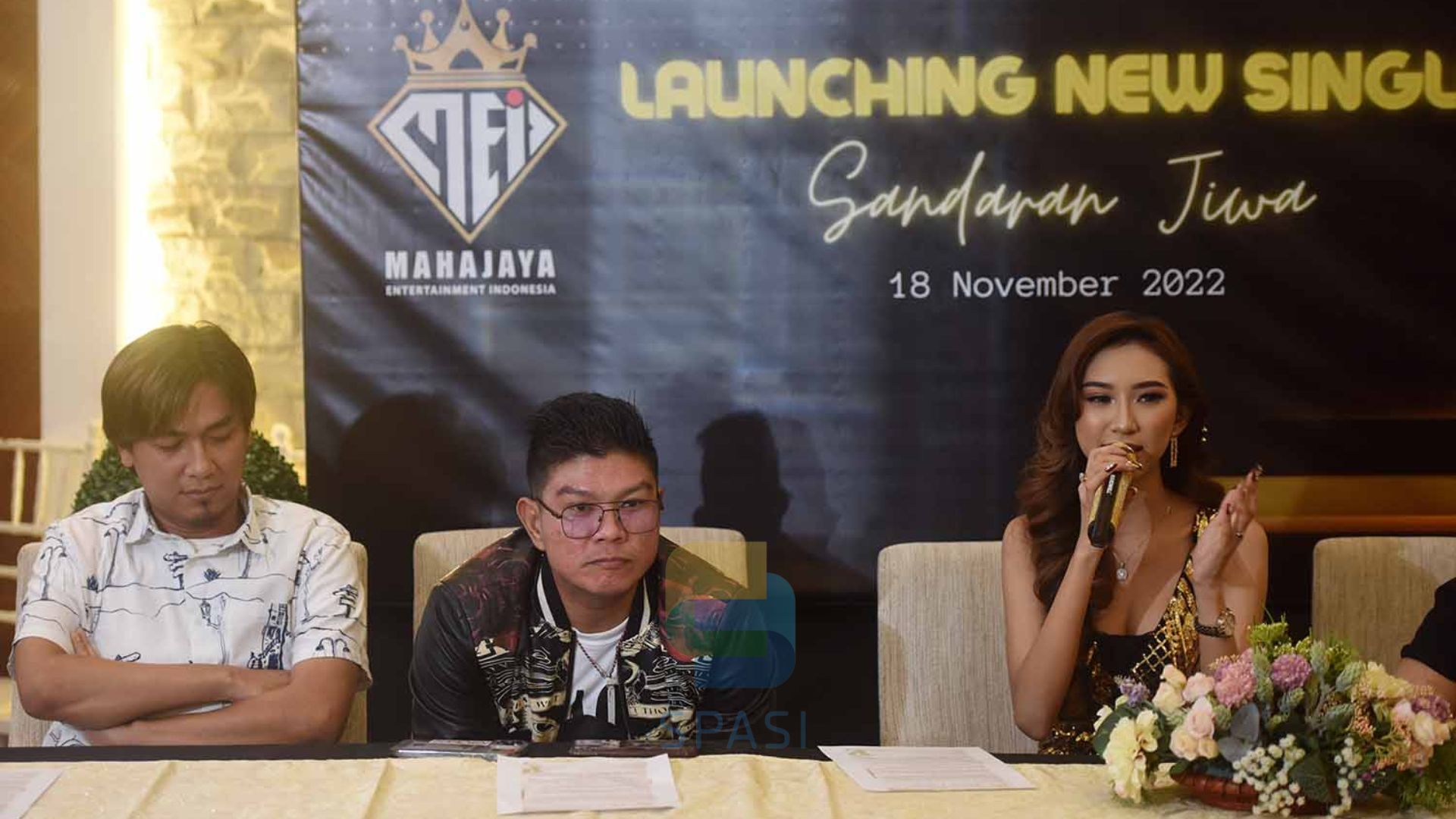 Grogi, Andika Cium Kening Wanita Saat Jadi Model Video Klip